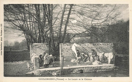 Coulombiers * Vue Sur Le Lavoir Et Le Château * Laveuses Lavandières - Autres & Non Classés