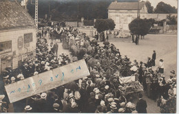 GENNES - Un Défilé D'une Fête Dans La Ville Qui Passe Près Du  Monument Aux Morts  ( Carte Photo ) Rare - Autres & Non Classés