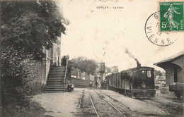 Gençay * Vue Sur La Gare Du Village * Le Train * Ligne Chemin De Fer * Château D'eau - Gencay