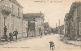 Revigny * La Rue De Ste Menehould * Militaires , Villageois - Revigny Sur Ornain