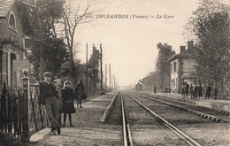 Ingrandes * * Vue Sur La Gare Du Village * Ligne Chemin De Fer * Villageois - Ingrandes