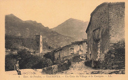 Taurinya * Un Coin Du Village Et Le Canigou * Villageois Enfant - Autres & Non Classés