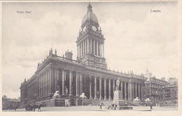 CPA LEEDS- TOWN HALL, HORSE CARRIAGE, PEOPLE IN VINTAGE CLOTHES - Leeds