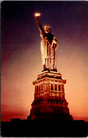 New York City Statue Of Liberty At Night - Vrijheidsbeeld