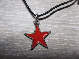 ETOILE ROUGE Pendentif Métal Avec Cordon Réglable étoile - Pendenti