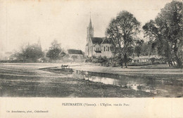 PLEUMARTIN : L'EGLISE, VUE DU PARC - Pleumartin