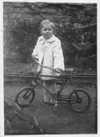 ¤¤   -   Cliché D'un Garçon Avec Un Petit Vélo En 1946  -  Bicyclette   -   Voir Description   -   ¤¤ - Otros & Sin Clasificación