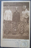Delcampe - Indonesie Javanese Boys And Mother   Cpa  Timbrée Nederlandsch  Indie - Indonesien