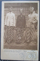 Indonesie Javanese Boys And Mother   Cpa  Timbrée Nederlandsch  Indie - Indonesia