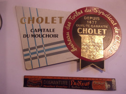 ️ VERS 1950/6O PLV  CHOLET CAPITALE DU MOUCHOIR  DEPUIS 1677 SYNDICAT TOILES DAMOUR PARIS 25/35 CM - Werbung