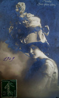 CPA  MODE NON PLUS ULTRA FEMME  AU Grand CHAPEAU EXTRAVAGANT . 1909 FASHION . WOMAN WITH LARGE HAT OLD PC - Mode