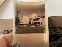 Photo Noir Et Blanc, 1940, Algérie Ville  Saida SAÏDA - L' Hôtel Des Finances Enfant  Homme Devant - Saida