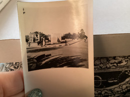 Photo Noir Et Blanc, 1940, Algérie Ville  Saida SAÏDA - Enfant  Homme Voilée Devant Monument Mobylette Vélo - Saida