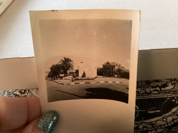 Photo Noir Et Blanc, 1940, Algérie Ville  Saida SAÏDA - Enfant Fille  Devant Monument Homme Maghrébin - Saïda