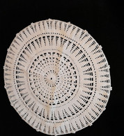 Napperon Rond En Dentelle Au Crochet - Spitzen Und Stoffe