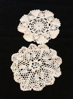 Lot De 2 Petits  Napperons  En Dentelle Au Crochet - Dentelles Et Tissus