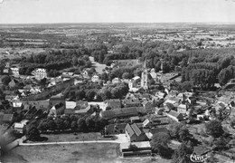 Pleumartin * Vue Aérienne Sur La Place De L'église Au Centre De La Ville - Pleumartin