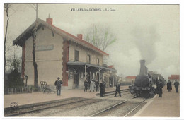 VILLARS LES DOMBES (01) - La Gare - Carte Colorisée - TRAIN EN MARCHE - Ed. Vialatte, Oyonnax - Villars-les-Dombes