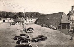 Dives Sur Mer * Place Du Marché Et Les Halles * Kiosque à Musique * Automobile Voiture Ancienne - Dives