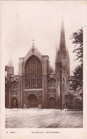 CPA NORWICH- CATHEDRAL, PEOPLE IN VINTAGE CLOTHES - Norwich