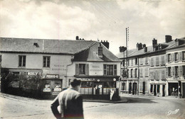 SAINT CLAIR SUR EPTE - Place De L'église Et Route De Paris. - Saint-Clair-sur-Epte