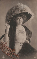 Fantaisie - Femme Au Chapeau Fantaisiste - Carte Postale Ancienne - - Donne