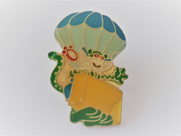 PINS MONGOLFIERE PETIT PERSONNAGE BD / Signé LEGRAIN 1989 / 33NAT - Luchtballons