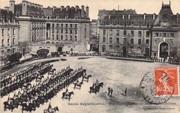 MILITARIAT - GARDE REPIBLICAINE - Reconnaissance Des Officiers - Carte Postale Ancienne - Casernas