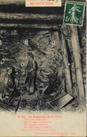 CPA. - Mines > AU PAYS NOIR - Le Bourrage Des Trous D'Explosifs Dans La Mine - Tampon Daté 1908 - TBE - Mines