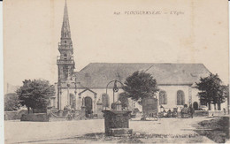 PLOUGUERNEAU (29) - L'Eglise - Le Puit Et Roulotte Sur La Place - état Correct - Plouguerneau