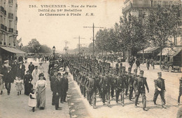 Vincennes * La Rue De Paris * Défilé Du 26ème Bataillon De Chasseurs à Pieds * Régiment Militaria - Vincennes
