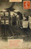 CPA. - Mines > AU PAYS NOIR - L'Accrochage Remontée Des Mineurs Dans Des Wagons - Ecrite Et Datée 1911 - TBE - Mines