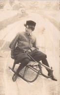 PORTRAIT D'UN HOMME SUR UNE LUGE - NEIGE - FANTAISIE - Carte Postale Ancienne - Hombres