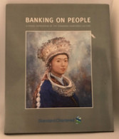 Livre En Anglais Banking On People "miser Sur Les Gens " Standard Chartered 2003 Photos Dessins Individus Multi Racial - Ontwikkeling