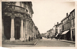 Vitry Le François * La Rue Aristide Briand * Banque Caisse D'épargne , Banco Bank - Vitry-le-François