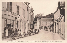 Vouvray Les Vins * La Rue De La République Et La Gendarmerie Nationale * Débit De Tabac Tabacs * Pâtisserie - Vouvray