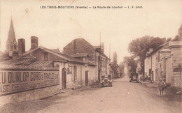 Les Trois Moutiers * La Route De Loudun * Automobile Voiture Ancienne - Les Trois Moutiers