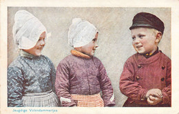 ENFANTS - Trois Enfants En Costume D'époque Parlent Ensemble - Jeugdige Volendammertjes - Carte Postale Ancienne - Scenes & Landscapes