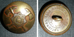 Rare Ancien Bouton D'uniforme En Laiton Embouti, Hache Croisées Militaria Sapeurs Pompiers National Fire Brigades - Boutons