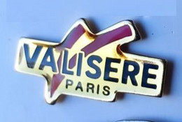 SY263 Pin's Valisère Paris Lingerie Mode Sous-vêtements Vêtement Fondée à Grenoble Isère Achat Immédiat - Parfum