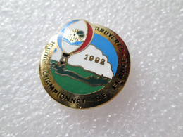 PIN'S   MONTGOLFIÈRE CHAMPIONNAT DE FRANCE  BRUYÈRES 1992  (dorure Ternie)  EMAIL GRAND FEU - Luchtballons