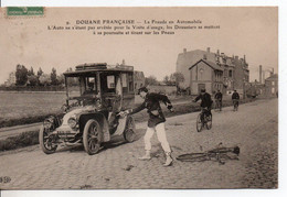 Carte Postale Ancienne Douanes - La Fraude En Automobile... Les Douaniers Tirent Sur Les Pneus - Douane