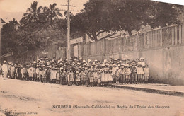 Nouvelle Calédonie - Nouméa - Sortie De L'école Des Garçons - Collec. Barrau - Enfants - Carte Postale Ancienne - Nieuw-Caledonië