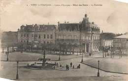 Vitry Le François * Place * Hôtel Des Postes Et La Fontaine * Banque Caisse D'épargne , Banco Bank - Vitry-le-François