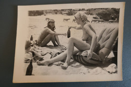 Nude Girl At The Seaside In Romania Litoral Doborgea Fata La Plaja Dezbracata Nud Baie De Soare Oi Pe Faleza Anii 70 - Non Classés