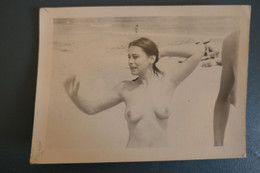 Nude Girl At The Seaside In Romania Litoral Doborgea Fata La Plaja Dezbracata Nud Baie De Soare Pe Faleza Anii 70 - Unclassified