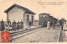 Villeneuve Les Bordes       77        La Gare. Arrivée Du Tramway. Décollée. Rongée Sur Le Côté.      (voir Scan) - Altri & Non Classificati