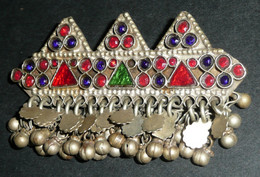 Ancien Bijou En Métal Avec Incrustations De Verre Coloré, Broche Berbère Afrique - Ethnics