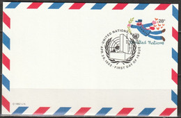 UNO New York 1982  Ganzsache Luftpostkarte Mi-Nr. LP 12 Briefträger Mit Olivenzweig Ungebraucht ESST. (  D 2369 ) - Luchtpost