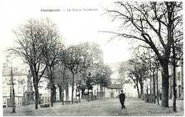 Haute Loire : YSSINGEAUX : La Place Dubreuil : Animée - Yssingeaux